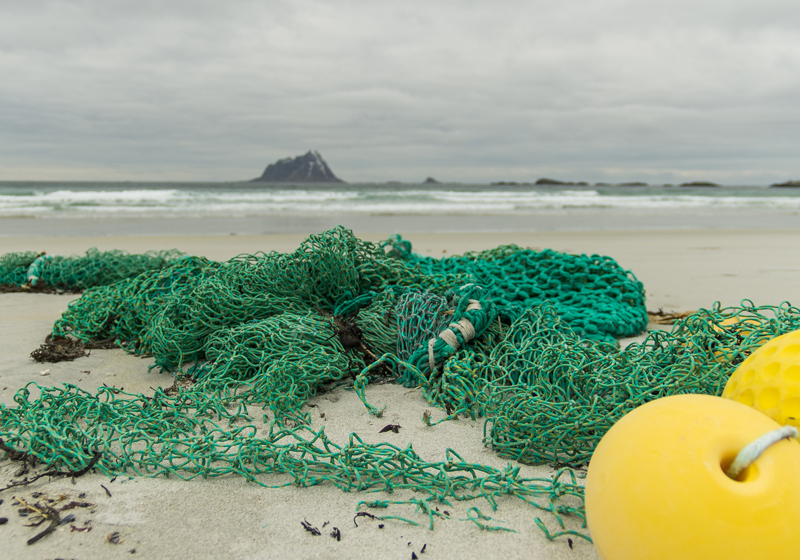 Plastforsøpling fra fiskeindustrien forsøker man i større grad å gjenvinne. Tapte fiskeredskap leveres også tilbake til eier etter at de er funnet. Foto: Bo Eide.