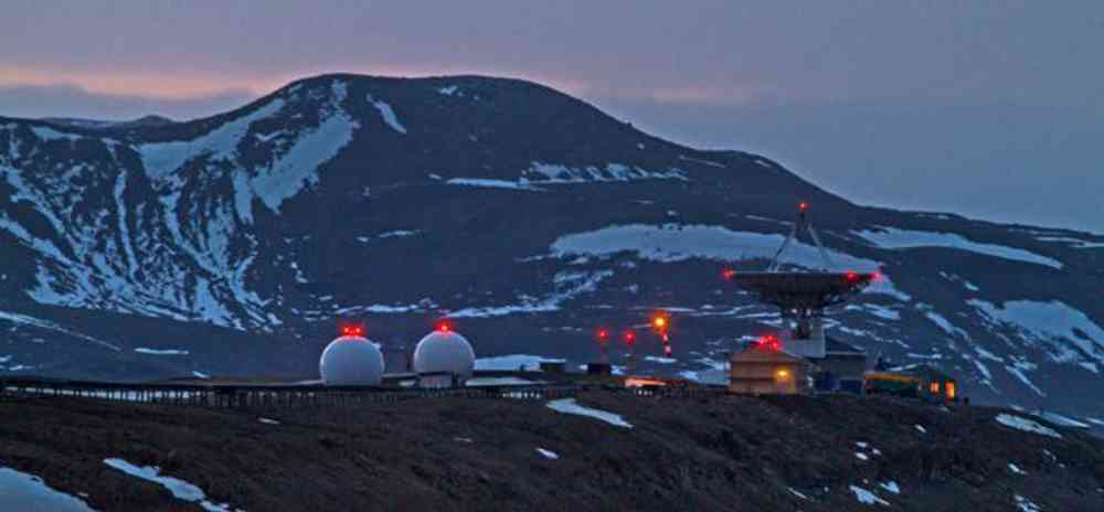 Kartverkets geodetiske observatorium i Ny-Ålesund inngår i et globalt nettverk av observatorier og skal oppgraderes med ny teknologi. Foto: Bjørn-Owe Holmberg.