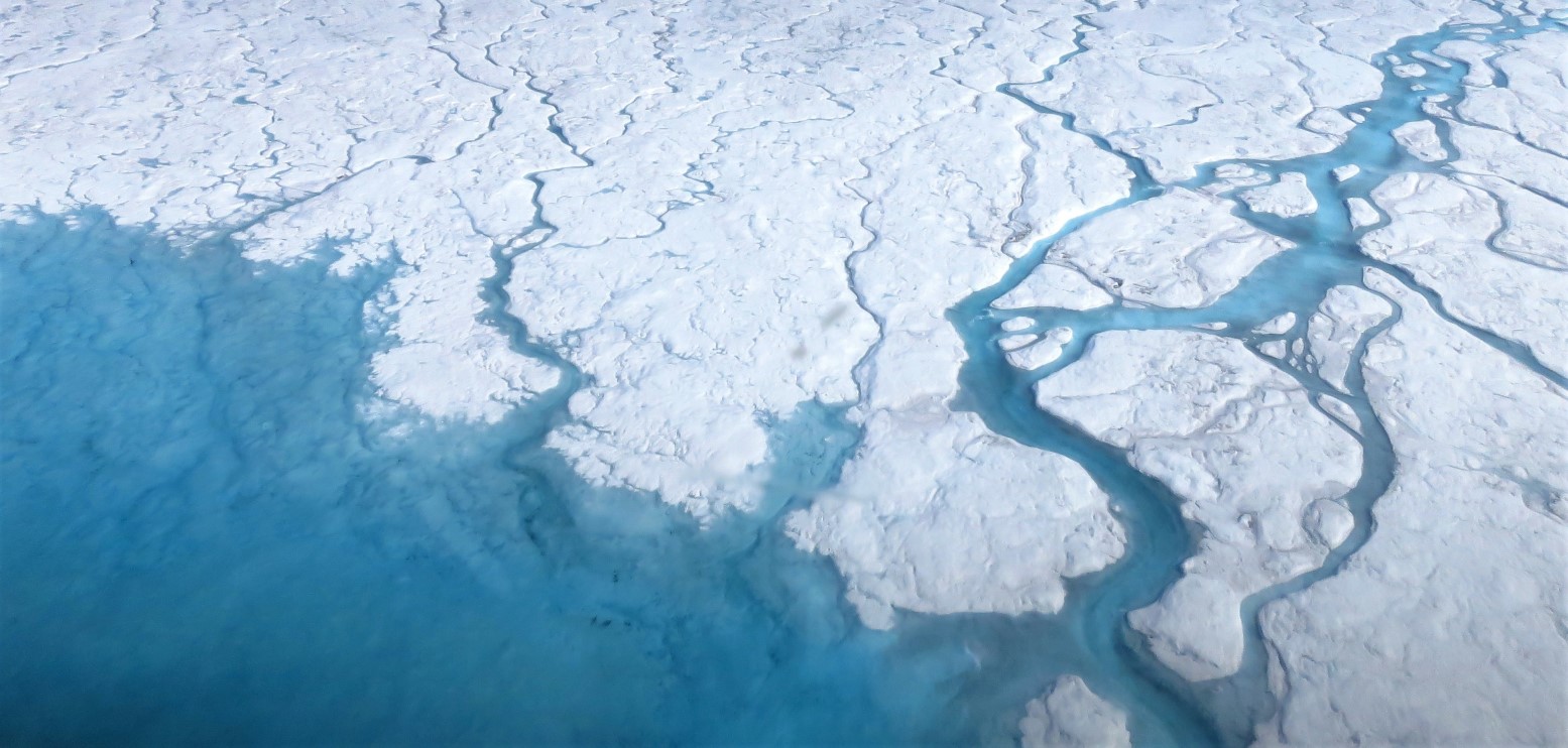 Elver med smeltevann beveger seg over den grønlandske isen og ut i havet om våren og sommeren. Foto: NASA/Maria-José Viñas.