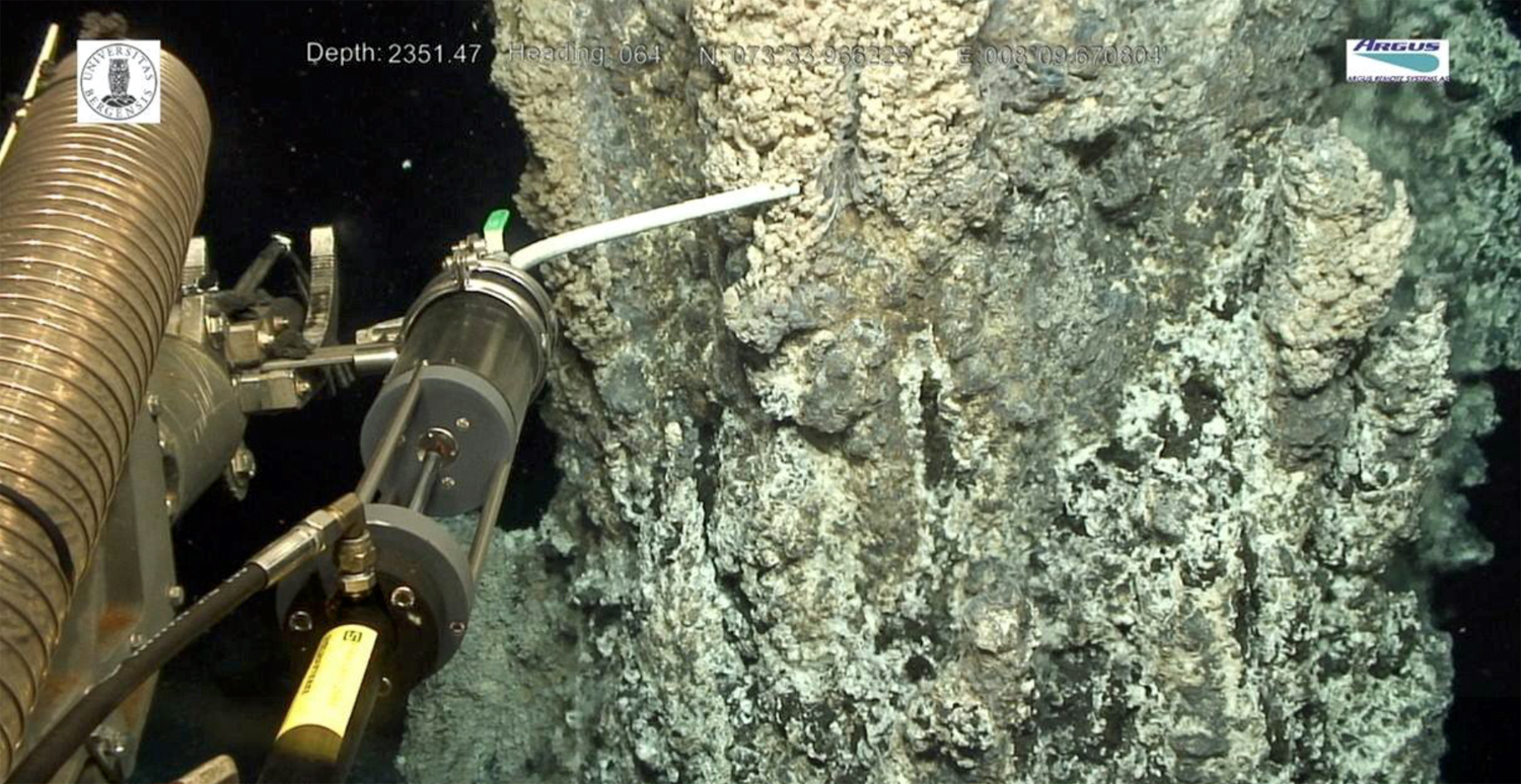 Jakten på en ny ressurs. Det letes etter mineraler på havbunnen for kommersiell utvinning. Her fra et tokt i regi av Senter for geobiologi ved Universitetet i Bergen. Foto: UiB/CGB, David Shale. 