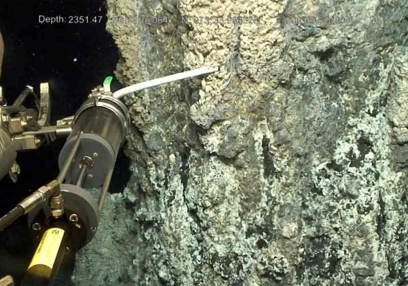 Jakten på en ny ressurs. Det letes etter mineraler på havbunnen for kommersiell utvinning. Her fra et tokt i regi av Senter for geobiologi ved Universitetet i Bergen. Foto: UiB/CGB, David Shale.