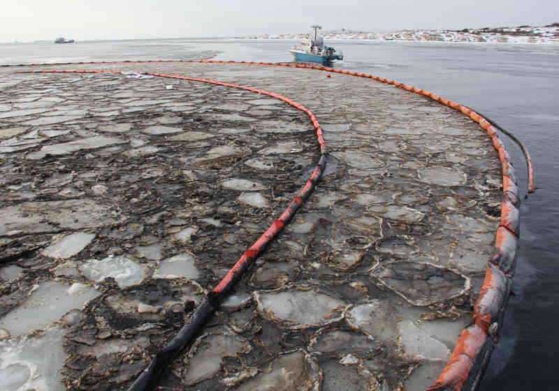 Det kalde været med mye is gjør oljevernaksjonen etter havariet av Godafoss vanskelig. Foto: Olav Helge Matvik/ Kystverket