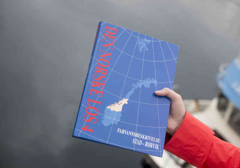 FARVANNSBESKRIVELSE: Den norske los produseres av Kartverket, og består av åtte bøker. Publikasjonen gir informasjon ut over det sjøkartet kan gi. Foto: Morten Brun/Kartverket.