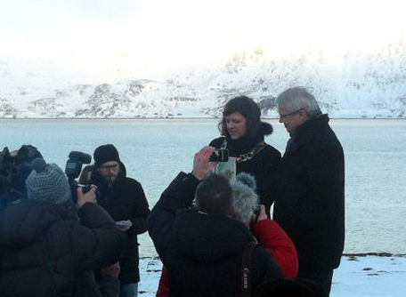 Statoils konserndirektør Øystein Michelsen markerte konseptvalget med Nordkapp-ordfører Kristina Hansen på Veidnes i dag. (Håvard Hegna/OED)