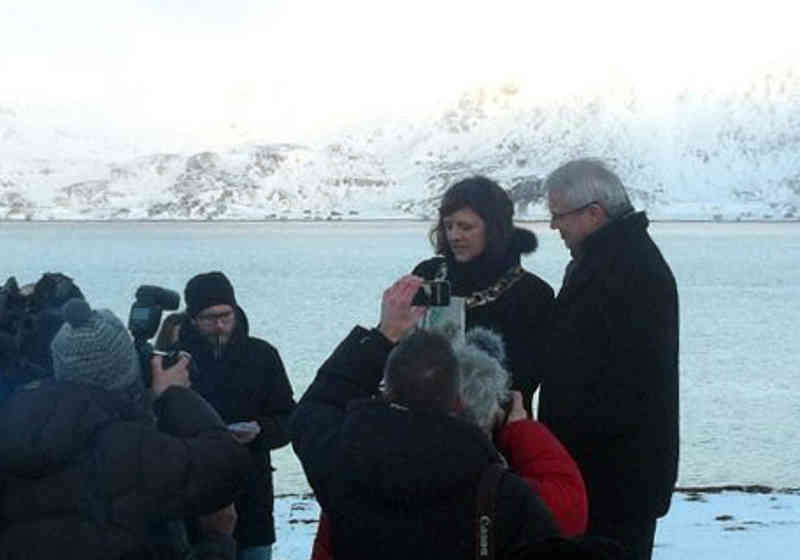 Statoils konserndirektør Øystein Michelsen markerte konseptvalget med Nordkapp-ordfører Kristina Hansen på Veidnes i dag. (Håvard Hegna/OED)