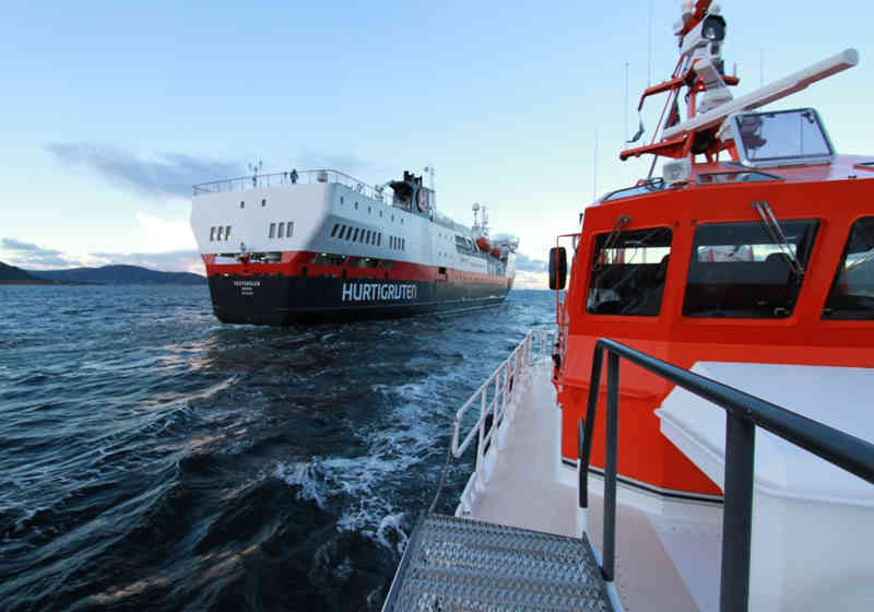 Hurtigruten går gjennom den nye farleden over Lepsøyrevet, utenfor Ålesund. Foto: Pål Are Lilleheim/Kystverket. 