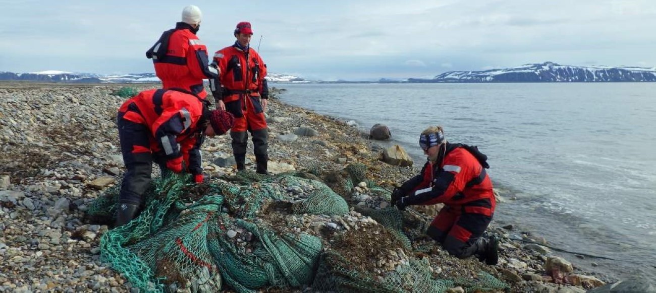Mengder med plastsøppel er samlet inn langs kysten av Svalbard. Foto: Solvår Reiten/Sysselmannen på Svalbard.