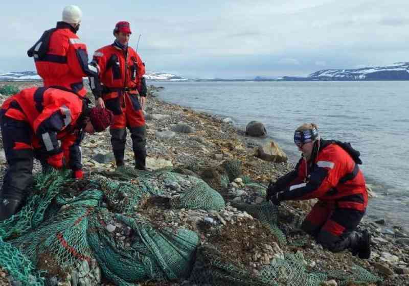 Mengder med plastsøppel er samlet inn langs kysten av Svalbard. Foto: Solvår Reiten/Sysselmannen på Svalbard.