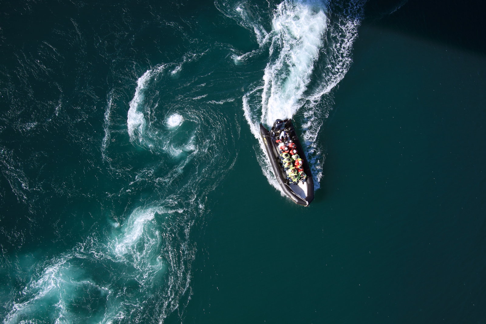 Varsel for strømmen kommer til nytte for sjøfarende som skal gjennom Saltstraumen. Foto: Tommy Andreassen, www.nordnorge.com (Bodø). 