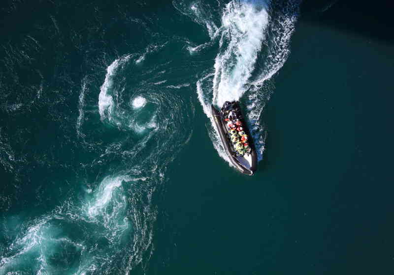 Varsel for strømmen kommer til nytte for sjøfarende som skal gjennom Saltstraumen. Foto: Tommy Andreassen, www.nordnorge.com (Bodø). 