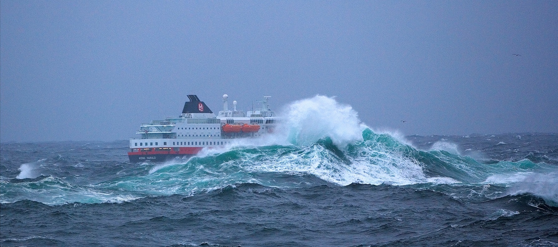 Hurtigruten «Kong Harald» på vei nordover utenfor Stad. Kryssende bølger slår opp foran grunnen som kalles «Bukketjuvane» (Boktjyven). Foto: Thomas Bickhardt/BickFoto.