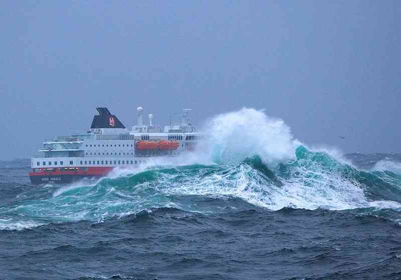 Hurtigruten «Kong Harald» på vei nordover utenfor Stad. Kryssende bølger slår opp foran grunnen som kalles «Bukketjuvane» (Boktjyven). Foto: Thomas Bickhardt/BickFoto.