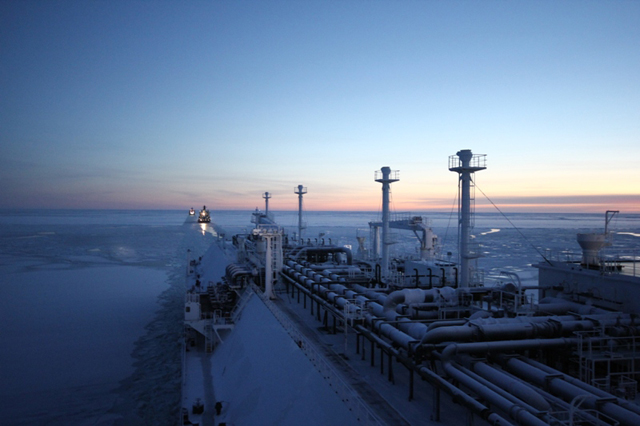 Stadig flere skip går gjennom Nordøstpassasjen. Her fra verdens første LNG-transport gjennom denne arktiske ruten. Illustrasjonsfoto: Gazprom. 