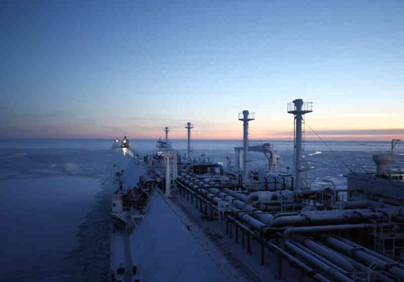 Stadig flere skip går gjennom Nordøstpassasjen. Her fra verdens første LNG-transport gjennom denne arktiske ruten. Illustrasjonsfoto: Gazprom.