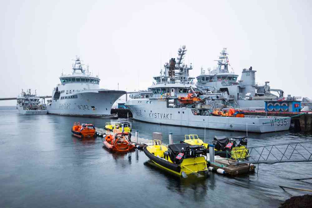 En samling med kystvaktskip ved basen på Sortland i Nordland. Foto: Jonas Selim/Forsvaret.