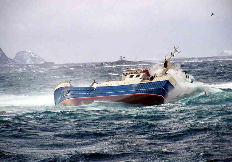 Illustrasjonsfoto: Ringnotsnurperen «Herøy» gikk på grunn på Bjugna nord for Kvitholmen fyr i januar 2007. Foto: Kystvaktskipet «Eigun»