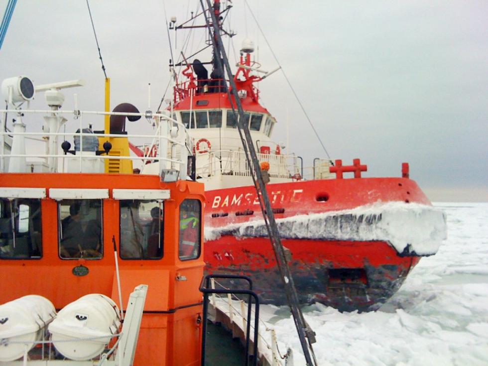 Februar 2010 kjørte losbåten på Hvasser seg fast i isen ved Færder. Her får den hjelp av slepebåten «Bamse Tug». Foto: Espen Ryeng, Kystverket.