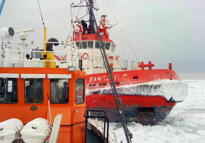 Februar 2010 kjørte losbåten på Hvasser seg fast i isen ved Færder. Her får den hjelp av slepebåten «Bamse Tug». Foto: Espen Ryeng, Kystverket.