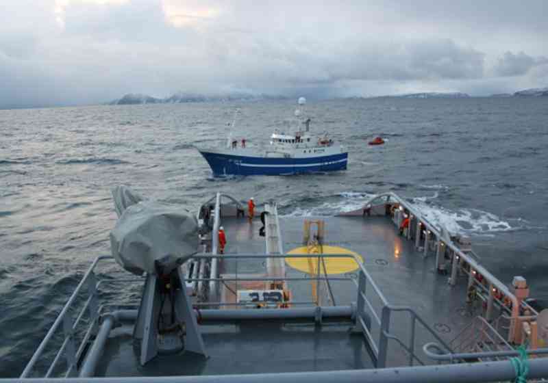 Fiskebåten Kamaro slepes bort fra nordsiden av Sørøya utenfor Hammerfest i oktober 2012. Foto: Kystvakten.