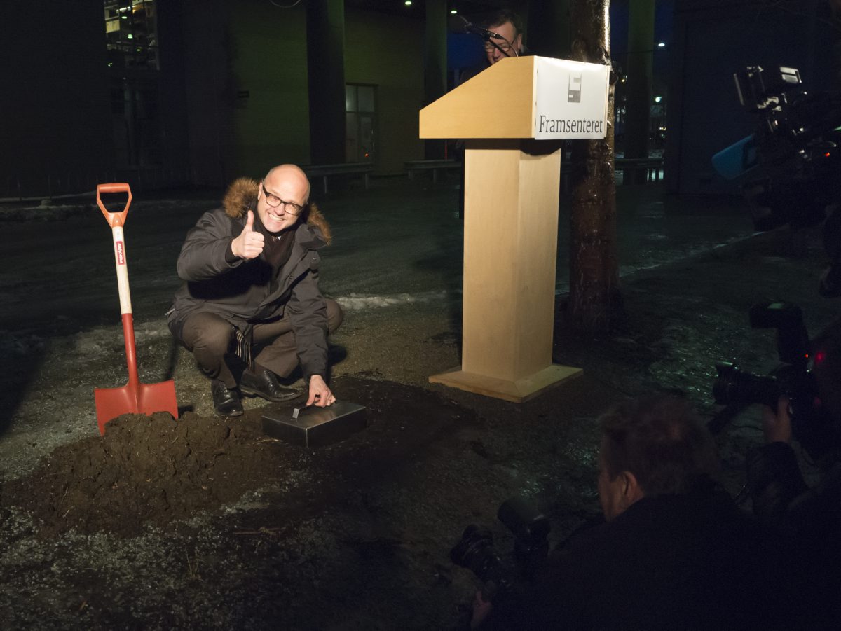 Klima- og miljøminister Vidar Helgesen legger ned grunnsteinen for Framsenterets andre byggetrinn. Foto: Ann Kristin Balto/Framsenteret.