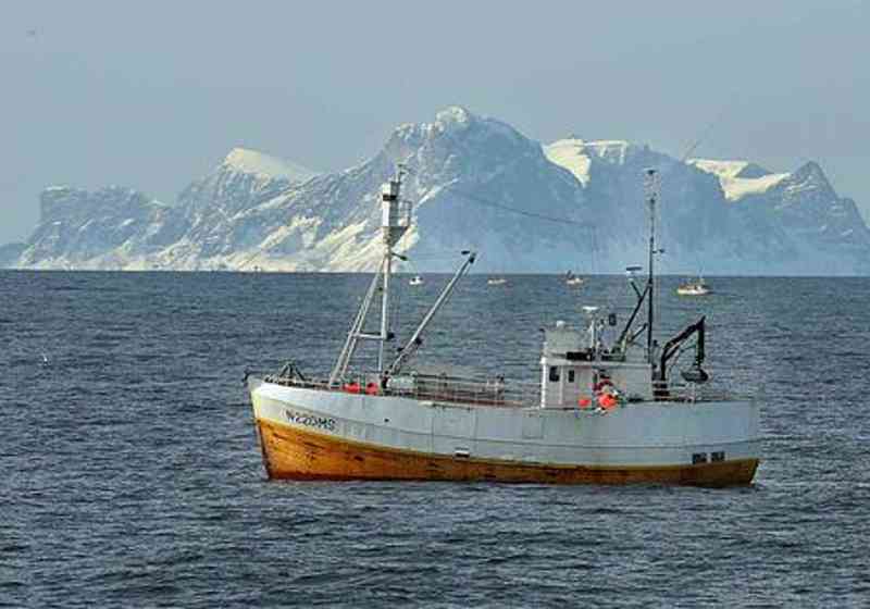 Fiskebåt utenfor Lofoten. Foto: Gunnar Sætra.