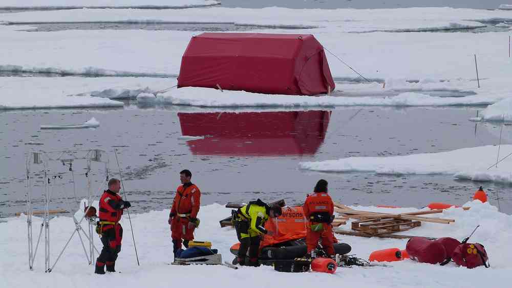 Forskere på isen nordvest for Svalbard. Foto: Mar Fernandez-Mendez/Norsk Polarinstitutt.