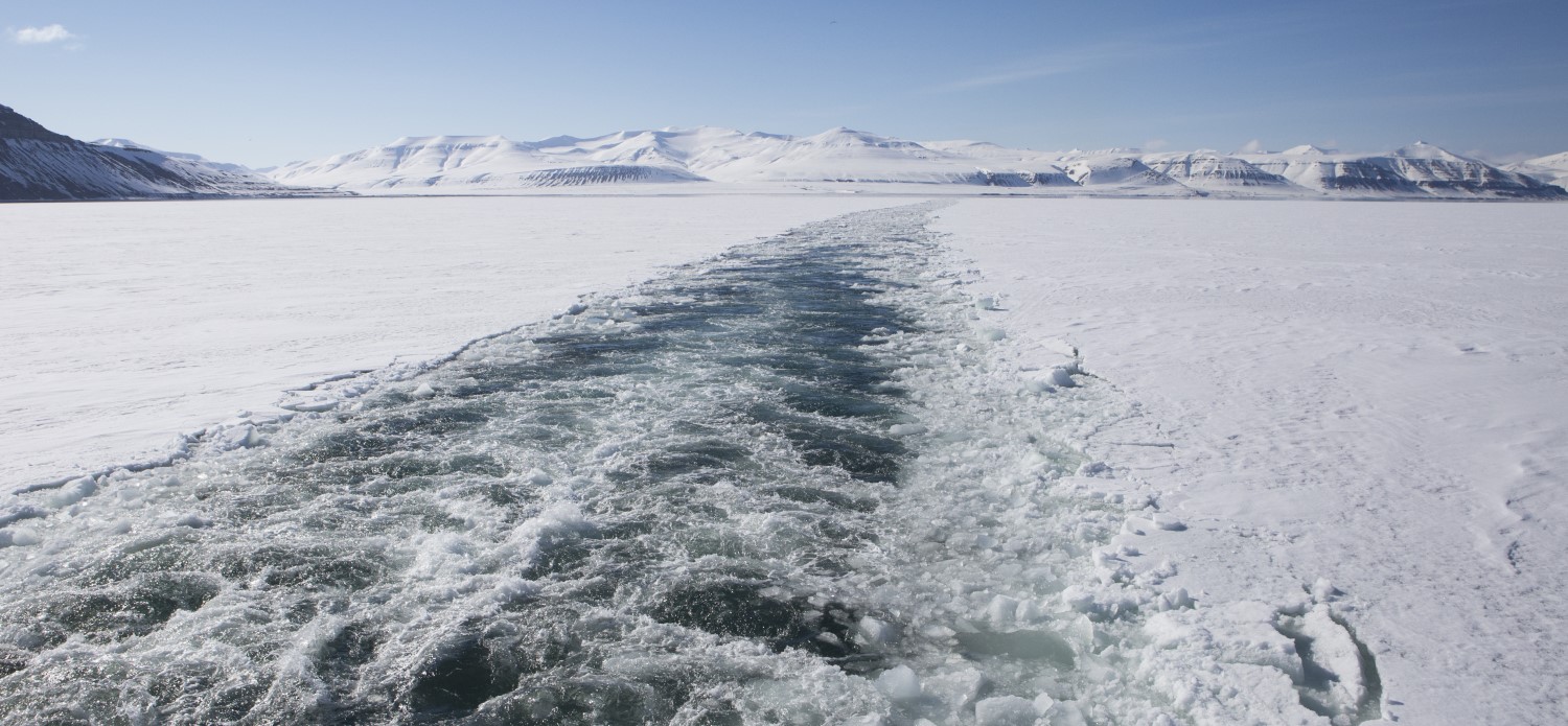 Mye is i Tempelfjorden på vinteren. Her er det kystvaktskipet KV Svalbard som opererer som isbryter. Foto: Forsvaret.