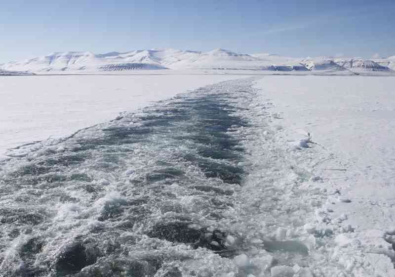 Mye is i Tempelfjorden på vinteren. Her er det kystvaktskipet KV Svalbard som opererer som isbryter. Foto: Forsvaret.