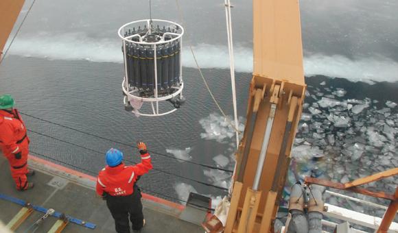 Tester på pH-verdien i arktiske havområder. Foto: IMR.