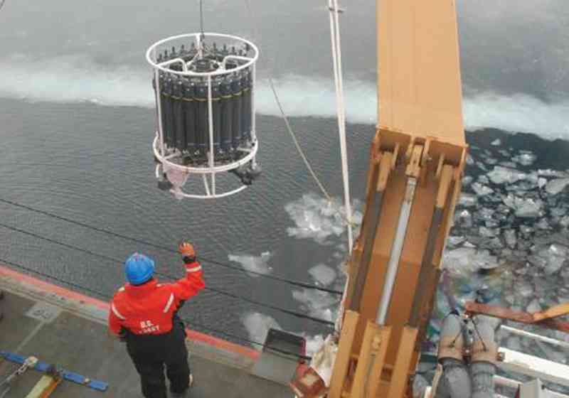 Tester på pH-verdien i arktiske havområder. Foto: IMR.
