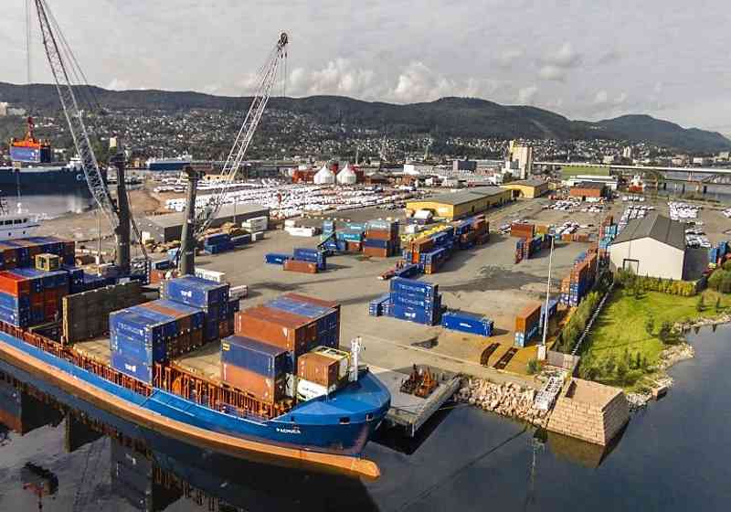 Godstrafikken som går sjøveien fortsetter nesten som før koronapandemien. Foto: Drammen havn. 