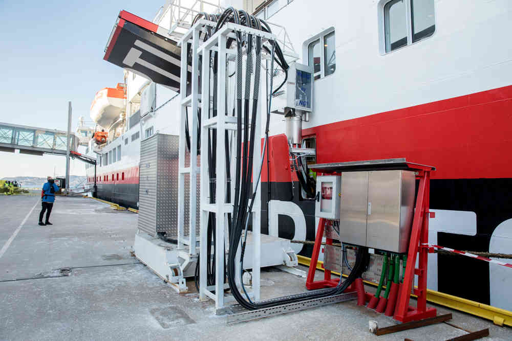 Bergen er den første hamna som tilbyr Hurtigruten landstraum. Foto: Eivind Senneset/Hurtigruten/Bergen Havn.