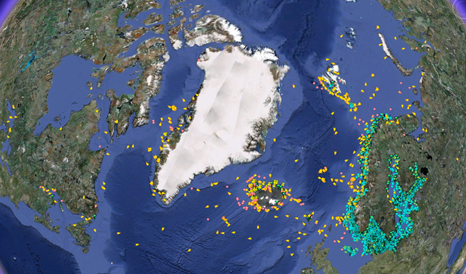 Data fra AISSat-1. De gule og oransje symbolene viser de nye AIS-dataene som kommer i tillegg til data fra Kystverket (grønne/blå symboler.) Illustrasjon: Google/FFI