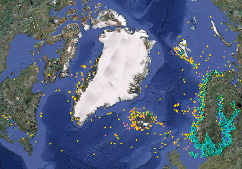 Data fra AISSat-1. De gule og oransje symbolene viser de nye AIS-dataene som kommer i tillegg til data fra Kystverket (grønne/blå symboler.) Illustrasjon: Google/FFI