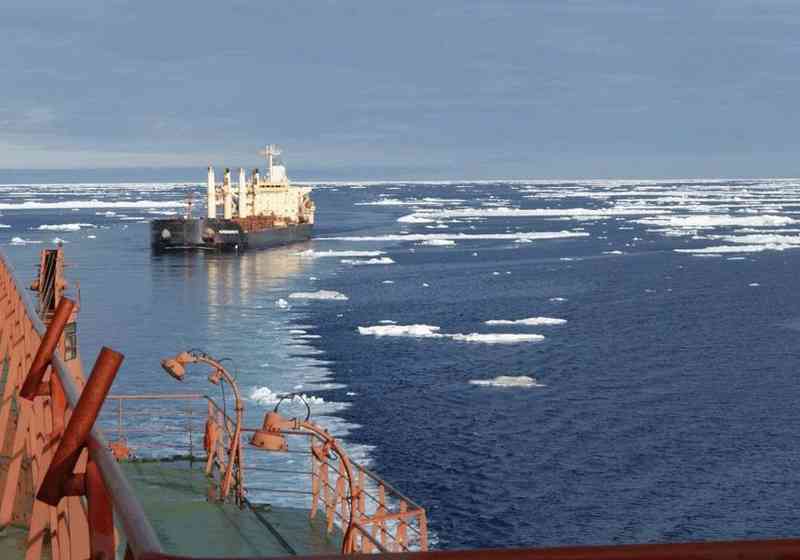 Nordic Barents på vei gjennom Nordøstpassasjen. Foto: Tschudi Shipping.