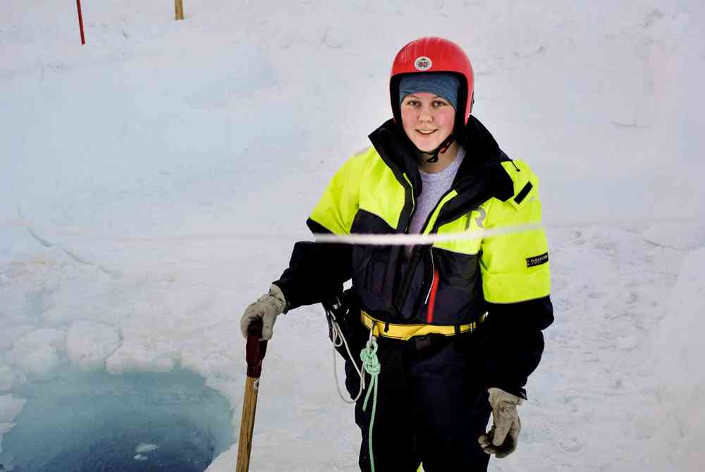 – Vi tar fortsatt prøver av plankton rundt Svalbard. Analysene starter vi med til sommeren, sier Maja Hatlebakk, doktorgradsstudent ved Universitetssenteret på Svalbard. Hun var med RV Lance da den drev med isen vinteren og våren 2015. Foto: Marthe Sandbu.