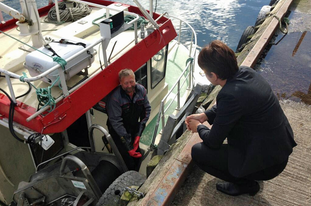 Fisker Otto Gustavsen har vært ute og tatt opp refordelt kvote. Her sammen med fiskeri- og kystminister Lisbeth Berg-Hansen. Foto: FKD/Twitter.