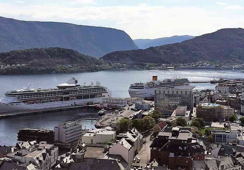 Følg med på aktiviteten i havnene og til sjøs med AIS. Foto: BarentsWatch.
