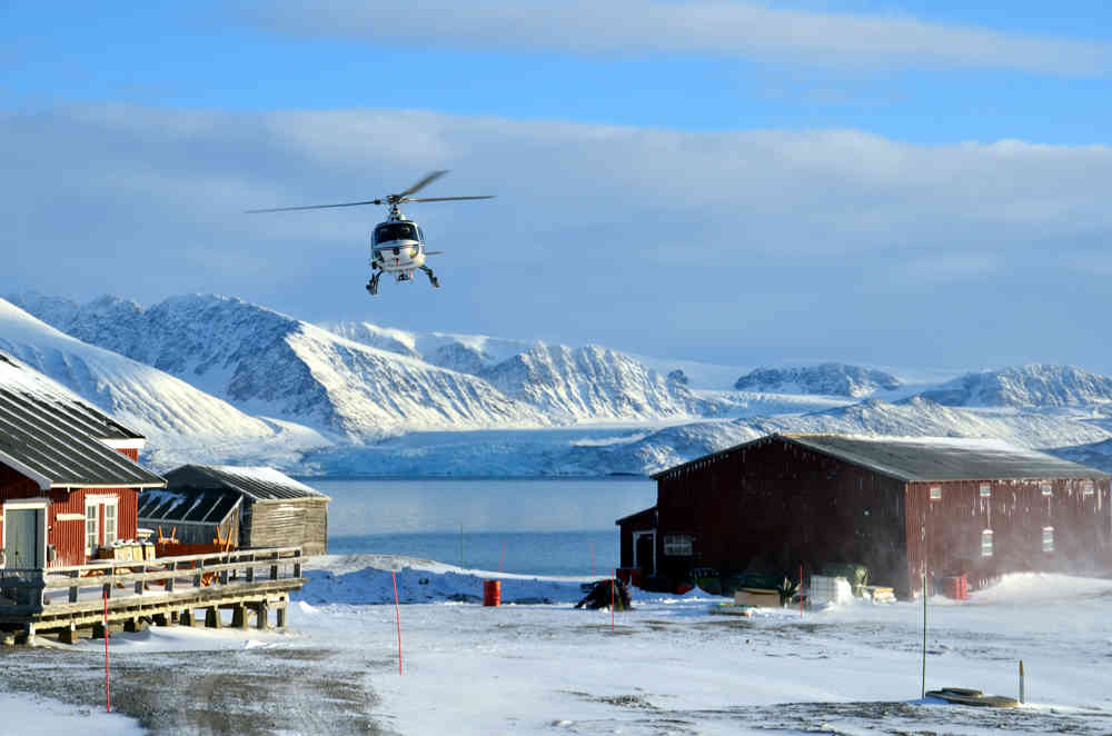 En del av logistikken består av Airlifts helikopter som frakter forskerne inn og ut fra Ny-Ålesund. Foto: Helge M. Markusson, Framsenteret.