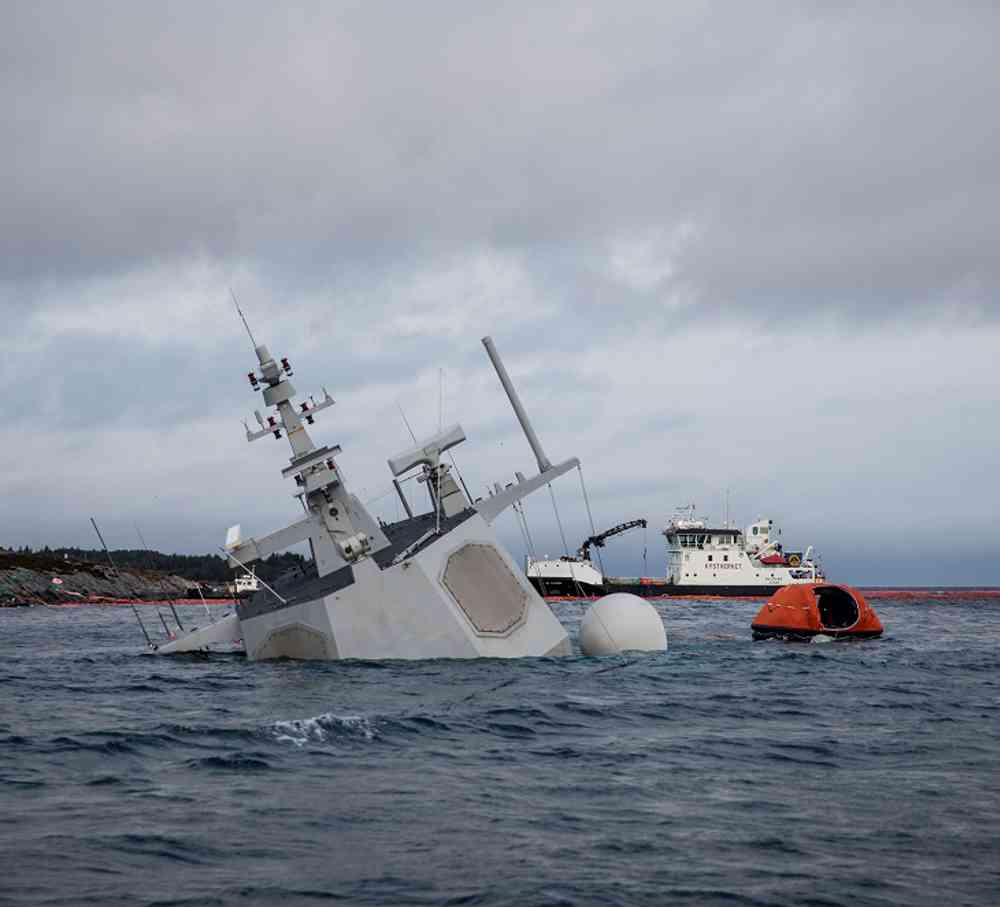 Kystverket leder den statlige aksjonen mot akutt forurensning etter fregattulykken med KNM «Helge Ingstad». Foto: Forsvaret.