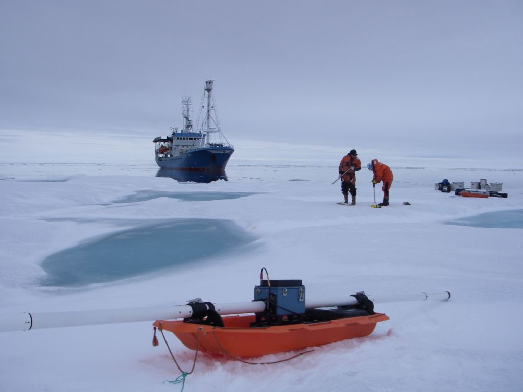 Forskningsskipet RV «Lance» og forskere i arbeid på isen i Framstredet. Foto: Sebastian Gerland / Norsk Polarinstitutt.
