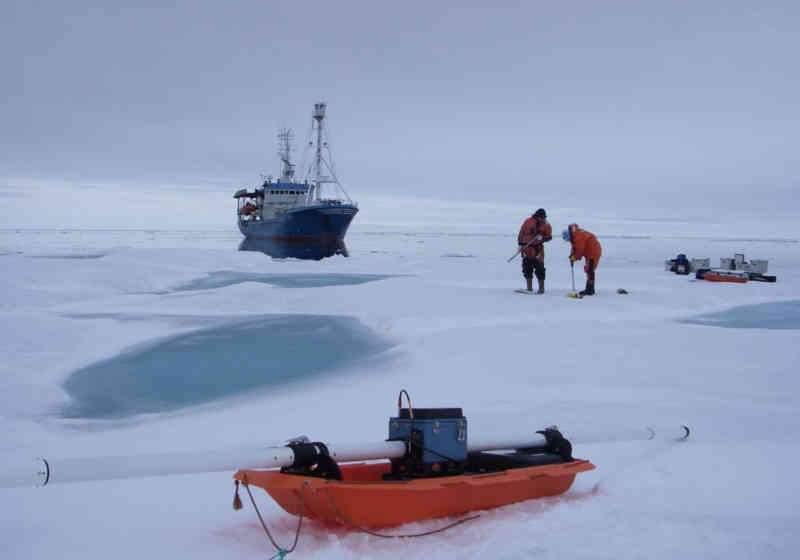 Forskningsskipet RV «Lance» og forskere i arbeid på isen i Framstredet. Foto: Sebastian Gerland / Norsk Polarinstitutt.